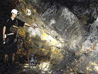 Основные этапы производства урана - это добыча руды подземным или открытым способом, обогащение (сортировка) руды и извлечение урана из руды