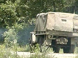 На дороге между населенными пунктами Месхеты и Ножай-Юрт в момент проезда автомашины с чеченскими милиционерами произошел подрыв неустановленного взрывного устройства