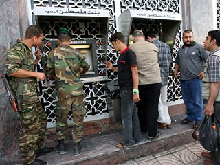 К банкоматам выстроились очереди после того, как крупнейшие на территории палестинской автономии банки объявили о пополнении счетов