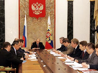 На традиционном совещании кабинета министров в понедельник перед президентом Владимиром Путиным отчитались два его предполагаемых преемника