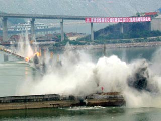 В Китае на крупнейшем в мире гидроузле успешно взорвана временная дамба