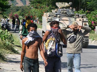 У мятежников из Восточного Тимора есть двое суток, чтобы сложить оружие, объявил спикер парламента страны. "Те, кто покинул свои казармы, должны сдать все имеющееся у них оружие в течение 48 часов", - сказал глава парламента Фрацинско Гутеррес