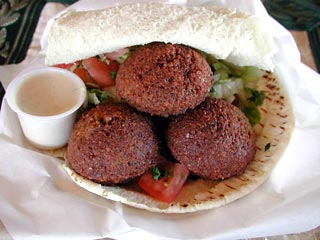 Поборники "чистого ислама" начали кампанию, направленную на запрет "второго арабского хлеба" - фаляфиль, потому что "такого рода пищи не существовало во времена пророка Мухаммеда"