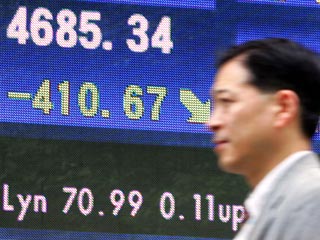 Обвальный характер приобрело в четверг падение котировок акций на Токийской фондовой бирже. Вскоре после начала послеобеденной сессии масштабы падения индекса Nikkei, отражающего котировки акций 225 ведущих компаний Японии, достигли 3,05%