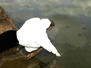 В Охотском море ликвидируют нефтяное пятно от затонувшего браконьерского судна