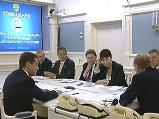 В ситуационном центре Кремля, где обычно проходят сеансы связи с космонавтами, и из которого глава государства обычно раз в год выходит на связь с народом, на этот раз прошла видеоконференция по нацпроектам