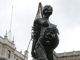 В центре Лондона установлена 14-тонная бронзовая статуя беременной женщины