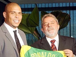 Президент Бразилии Луис Инасиу Лула да Силва направил факс в Германию, где находится национальная сборная страны по футболу, чтобы помириться с нападающим Роналдо