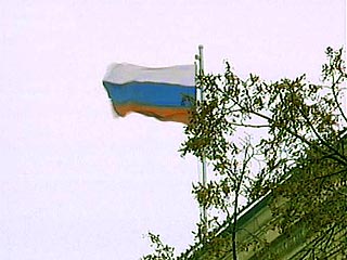 Россияне смогут поднимать Государственный флаг РФ над принадлежащими им зданиями в любое время. Соответствующий законопроект был во вторник внесен в Госдуму
