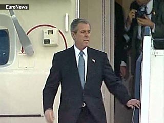 Президент США Джордж Буш 13 июня прибыл с незапланированным визитом в Багдад, передает CNN. Как ожидается, Буш пробудет в Ираке около 5 часов: за это время он встретится с премьер-министром страны Нури аль-Малики, а также выступит перед американскими воен