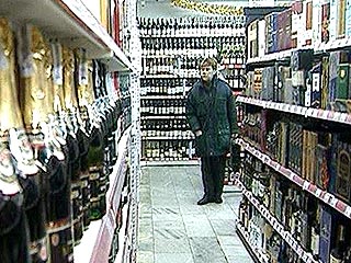 В российских супермаркетах началась распродажа дорогого алкоголя