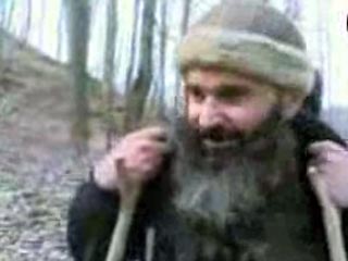 Один из сайтов чеченских сепаратистов выложил в интернете видеокадры, на которых запечатлены передвижения террористов Доку Умарова и Шамиля Басаева в горах Северного Кавказа