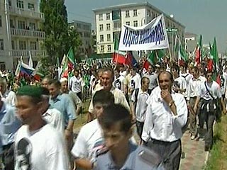 В центре Грозного проходит многотысячная акция в поддержку председателя правительства Чечни Рамзана Кадырова