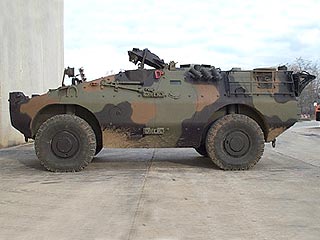 Французская фирма Panhard на салоне вооружений Eurosatory-2006 в Париже представила два варианта своих бронеавтомобилей, оснащенных российским противотанковым ракетным комплексом "Корнет-Э" разработки тульского Конструкторского бюро приборостроения (КБП).