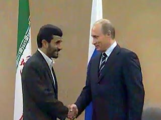 Президент России Владимир Путин, находящийся в Шанхае на саммите ШОС, впервые лично встретился со своим иранским коллегой Махмудом Ахмади Нежадом