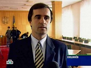 Премьер-министр Молдавии Василий Тарлев приказал министру внутренних дел Георгию Папуку "убрать с улиц толстых полицейских, переведя их на другую работу в министерстве"