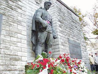 Власти Таллина не стали переносить памятник Воину-освободителю, установленный в центре города