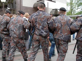 Минская милиция не позволила оппозиции провести уличную акцию возле российского посольства. При этом были задержаны около 15 участников намечавшегося мероприятия
