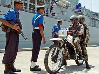 Как заявил представитель командования ВМС страны, боевики из тамильской сепаратистской организации "Тигры освобождения Тамил илама" (ТОТИ) на 11 моторных лодках совершили нападение на расположенную там морскую базу