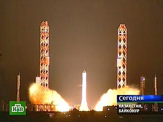 С космодрома Байконур сегодня ночью успешно стартовала российская ракета-носитель "Протон" с первым казахстанским спутником связи "КазСат"