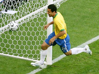 Бразильскому форварду не удалось украсть мяч, которым он забил первый гол на мундиале