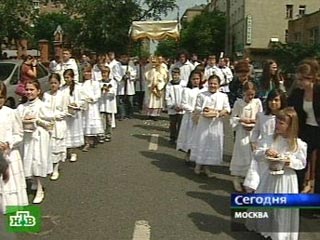 Московские католики торжественным шествием отметили праздник Пресвятых Тела и Крови Христовых