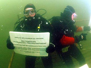 Австрийские журналисты провели "подводную" пресс-конференцию