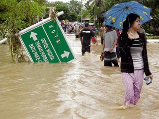 Число жертв сезонных наводнений и оползней в Индонезии выросло до 80 человек