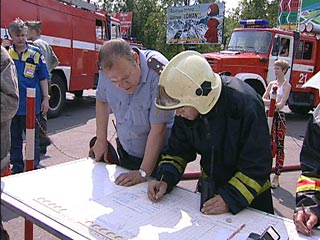 Крупный пожар произошел в жилом доме в центре Москвы