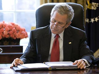 В связи с предстоящим в Санкт-Петербурге саммитом "восьмерки" Джордж Буш провел в пятницу в Белом доме встречу за закрытыми дверями с группой экспертов по России