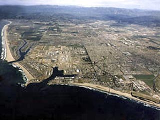 Крупный грузовой морской порт Хуэним в американском штате Калифорния в понедельник был закрыт из-за террористической угрозы
