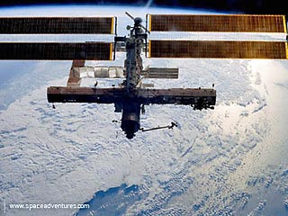 К Международной космической станции приближается неопознанный объект, сообщил Центр управления полетами