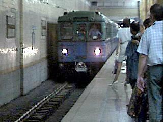 Два ЧП в московском метро: на Сокольнической линии сломался поезд, а на Филевской - светофор