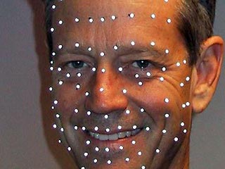 В данной системе компьютерная программа, получая изображение с камеры, распознает на лице человека так называемые "характерные точки" - кончик носа, брови, уголки рта и др. Всего их 24. Кроме того, ученые выделили 20 ключевых лицевых движений, например, к