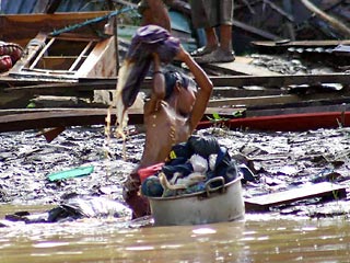 Наводнения на юге индонезийского острова Калимантан вынудили покинуть свои дома около 40 тысяч жителей. По данным национального информационного агентства Antara, десятки тысяч беженцев испытывают острый недостаток в продовольствии и питьевой воде