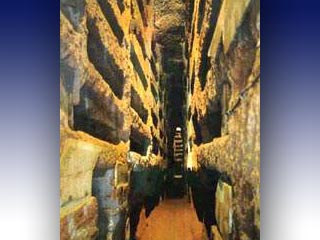 Обычно в катакомбах погребались два или, самое большее, три тела одновременно, однако в этом случае речь идет о нескольких комнатах, наполненных скелетами