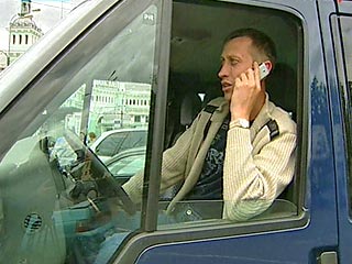 Автомобилисты, разговаривающие по мобильному телефону, независимо от того, используют ли они наушники или нет, так же опасны, как и пьяные водители