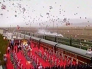 В Китае сегодня открыта самая высокогорная железнодорожная магистраль в мире, которая соединяет равнинные районы страны с Тибетом. Первый пассажирский поезд отправился из административного центра Тибетского автономного района КНР Лхасы в Цинхай