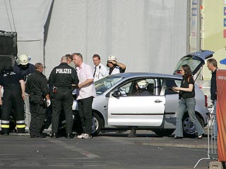 В Берлине автомобиль, прорвав оцепление, врезался в группу болельщиков