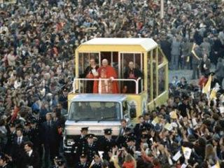 Этот номерной знак в 1979 году специально изготовили для папамобиля понтифика накануне его поездки в Ирландию