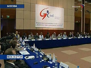 Президент России во вторник участвует в работе международного форума неправительственных организаций "Гражданская восьмерка-2006", который проходит в Центре международной торговли