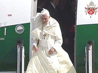 Вопрос о визите Папы Римского Бенедикта XVI в Россию поднимать пока преждевременно, считает  председатель Папского совета по содействию христианскому единству кардинал Вальтер Каспер