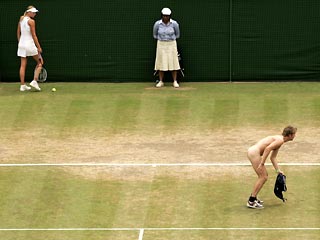Когда теннисистки выходили на четвертый гейм второго сета, на Центральный корт Всеанглийского лаун-теннисного клуба выбежал обнаженный мужчина