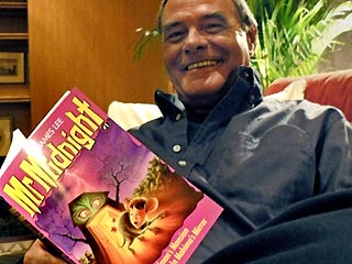 Джим Эйтчисон, автор комиксов "Мистер Полночь" (Mr. Midnight), в Сингапуре