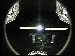 Американский корабль многоразового использования Discovery с семью астронавтами на борту состыковался в четверг с Международной космической станцией (МКС)
