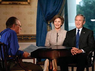 Президент США Джордж Буш надеется на доверительные отношения с российским лидером Владимиром Путиным. "Для меня очень важно сохранять хорошие личные отношения с ним, чтобы я мог вести открытую беседу", - сказал он в четверг в интервью Ларри Кингу на CNN