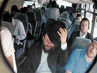 Израильский центр религиозной деятельности считает акцию компании "Эгед" по внедрению специальных автобусов для ультрарелигиозного сектора, где мужские места отделены от женских, незаконной