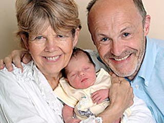 Жительница Великобритании установила рекорд материнства для этой страны, родив ребенка в 62 года после искусственного оплодотворения, пишет в субботнем номере газета The Daily Mail