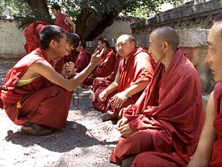 В тибетских монастырях молятся за победу Италии