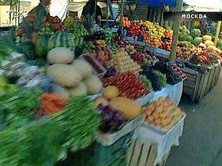 На середину лета приходится это пик спроса на сезонные овощи и фрукты. Каждый год в это время из бывших союзных республик и южных регионов России на столичные рынки везли сотни тонн овощей и фруктов